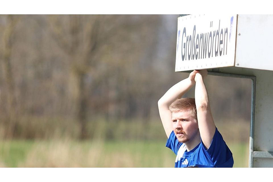In der Pause und kurz nach Wiederanpfiff gönnt sich der Spielertrainer eine Auszeit. Nach seiner Wiedereinwechslung kann er die Klatsche gegen Lühe auch nicht verhindern