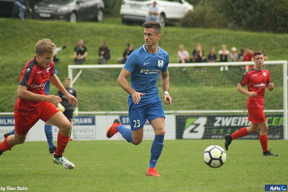 Der SV Unterweissach um Sven Wahl (am Ball) spielt aktuell in der Bezirksliga oben mit. 
