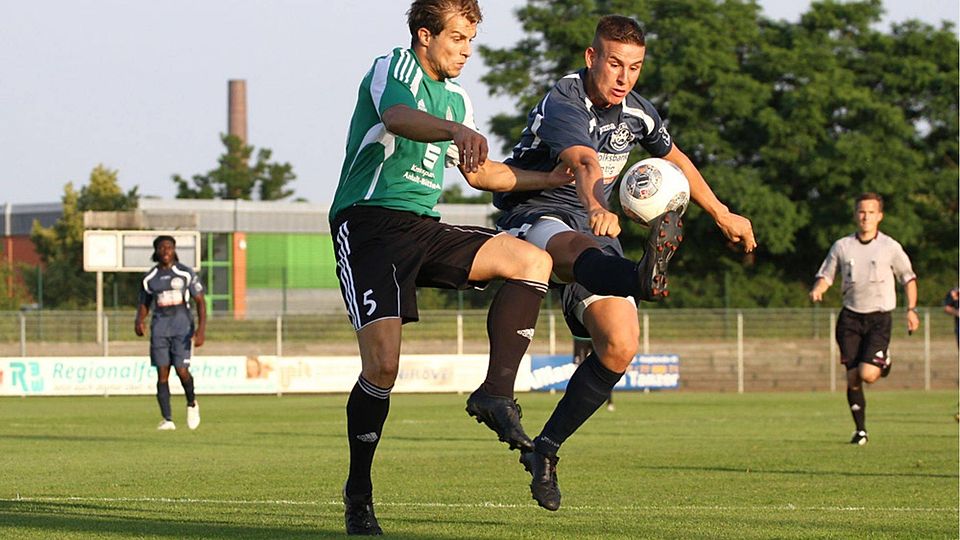 Tino Oechsner (links) verstärkt den Oberliga-Aufsteiger in der Innenverteidigung.  Foto: Rinke