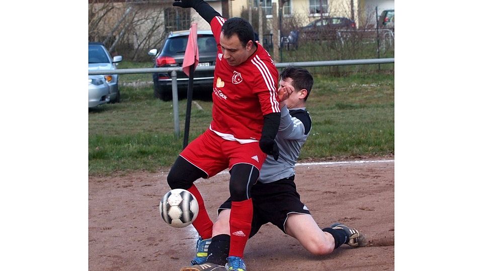Die Seitenlinie und ein Bein dazwischen: Türkgücü-Akteur Onur Kücüktas (links) bekommt vom Fürfelder Christopher Lerch wenig Platz zur Entfaltung.