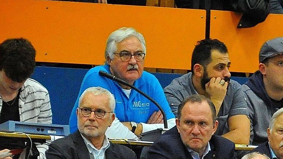 Dieter Kauertz (in blau in der Bildmitte) macht sich Sorgen um die Schiedsrichter in Mönchengladbach.