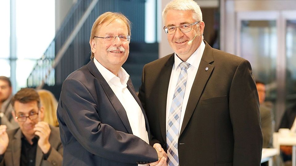 BFV-Präsident Rainer Koch gratuliert Thomas Graml zur Wiederwahl als Bezirksvorstand.
