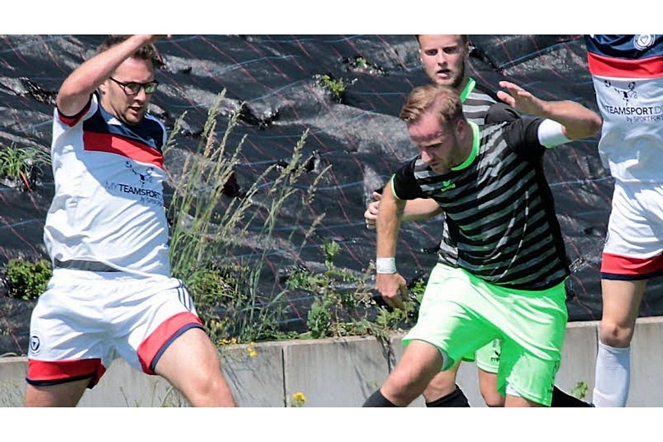 Sven Hämmerling (links) und TzS-Kapitän Marc Kieslich kämpfen um den Ball