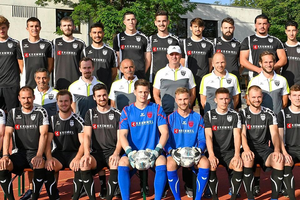 Schwierige Saison für den Tus Geretsried (hi. v. li.): Fabio Pech, Johannes Bahnmüller, Sebastian Rosina, Nicolas Karpouzidis, Roman Rauscheder, Leonardo Lajqi, Florian Kellner, Lukas Kellner, Florian Zymeri, Cengiz Basaran, Felix Meier, (Mitte) Vereinswirt Jannis Karasakalidis, Sebastian Jocham, Günter Hornung, Jan Sabor, Martin Grelics, Christian Steeb, (vo.) Ludwig Buchmair, Benjamin Fister, Anton Berger, Sebastian Schrills, Simon Voß, Sebastian Utsch, Fabijan Podunavec, Mario Walker, Bene Buchner und Taso Karpouzidis.