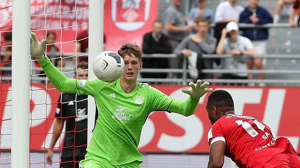 Unheil für Bayern: Keeper Hülsmann kassiert das 0:2 durch Saliou Sané.