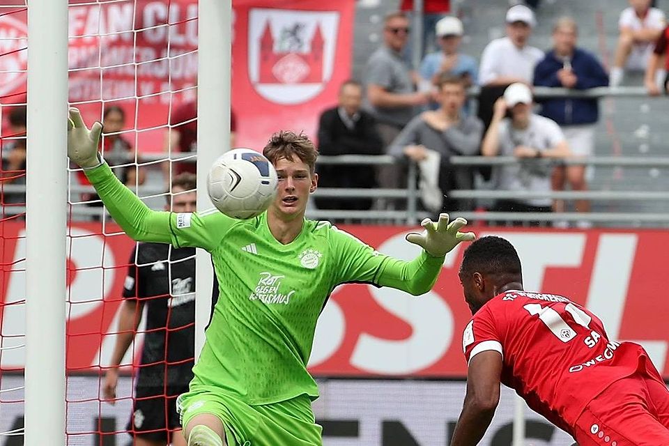 Unheil für Bayern: Keeper Hülsmann kassiert das 0:2 durch Saliou Sané.