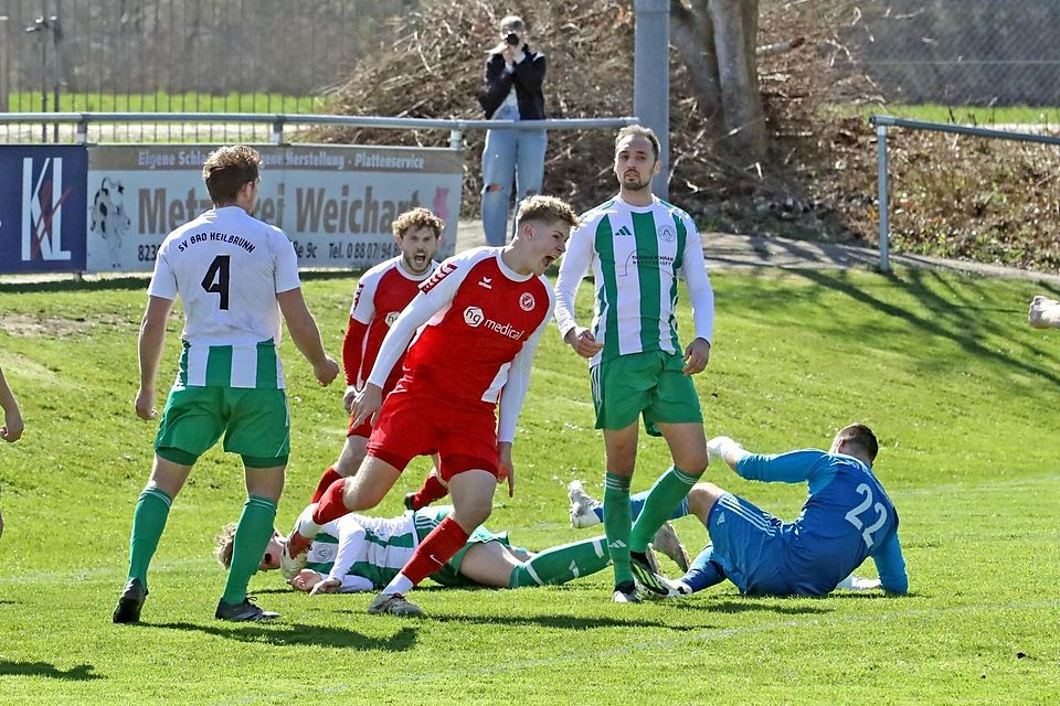 Fußball Saison 2024/25 Bezirksliga SV Raisting gegen SV Bad Heilbrunn am 6. April 2025 Benedikt Stechele bejubelt seinen Treffer zum 2:0.