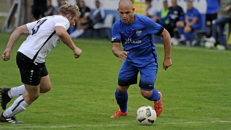Im Spiel zwischen dem SC Offenburg und dem SV Niederschopfheim erwartet Eduard Fust einen Heimsieg des SCO. Das Foto zeigt das Hinrundenspiel, das der SVN (blau) mit 0:3 verlor. | Foto: Pressebüro Schaller