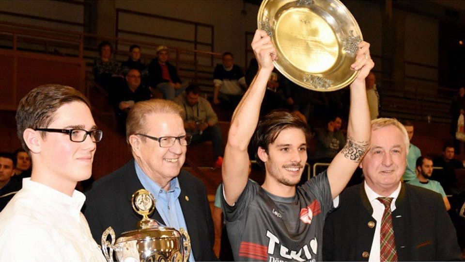 Gelingt Patrick Wurm und Türkspor Augsburg der nächste Wurf? Nachdem der Kapitän gerade erst die schwäbische Meisterschale präsentieren durfte, geht es für den Landesligisten am kommenden Wochenende in Nürnberg um den bayerischen Titel.   F.: Walter Brugger