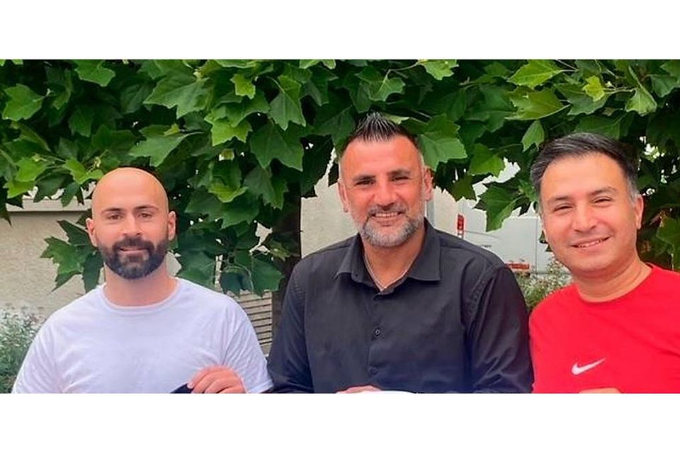 Der neue SG-Trainer Suat Türker (Mitte) mit Co-Trainer Güney Günel (links) und Teammanager Cem Ilhan.