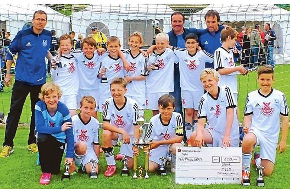 Beim internationalen  Supercup in Delmenhorst gab es für die E-Jugend-Fußballer vom FC Rastede neben Pokalen auch einen ordentlichen Betrag für die Mannschaftskasse.  Die Löwen wurde als fairste Turniermannschaft ausgezeichnet. Hinterher stellten sich Team, Trainer und  Betreuer zum Gruppenfoto zusammen. FC Rastede