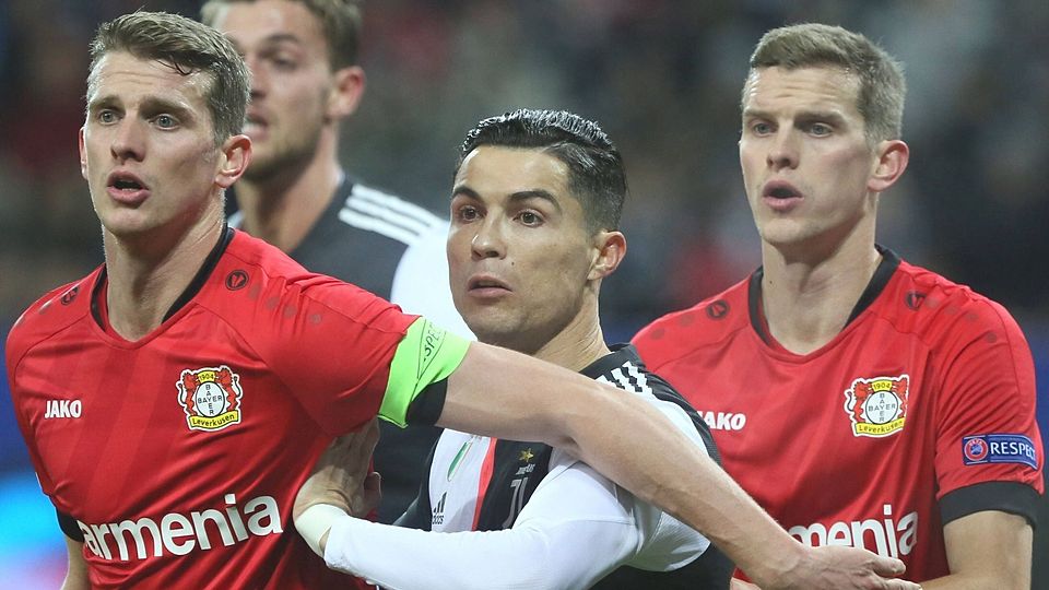 Mit vereinten Kräften: Lars Bender (l.) und sein Bruder Sven beschatten gemeinsam Superstar Cristiano Ronaldo.