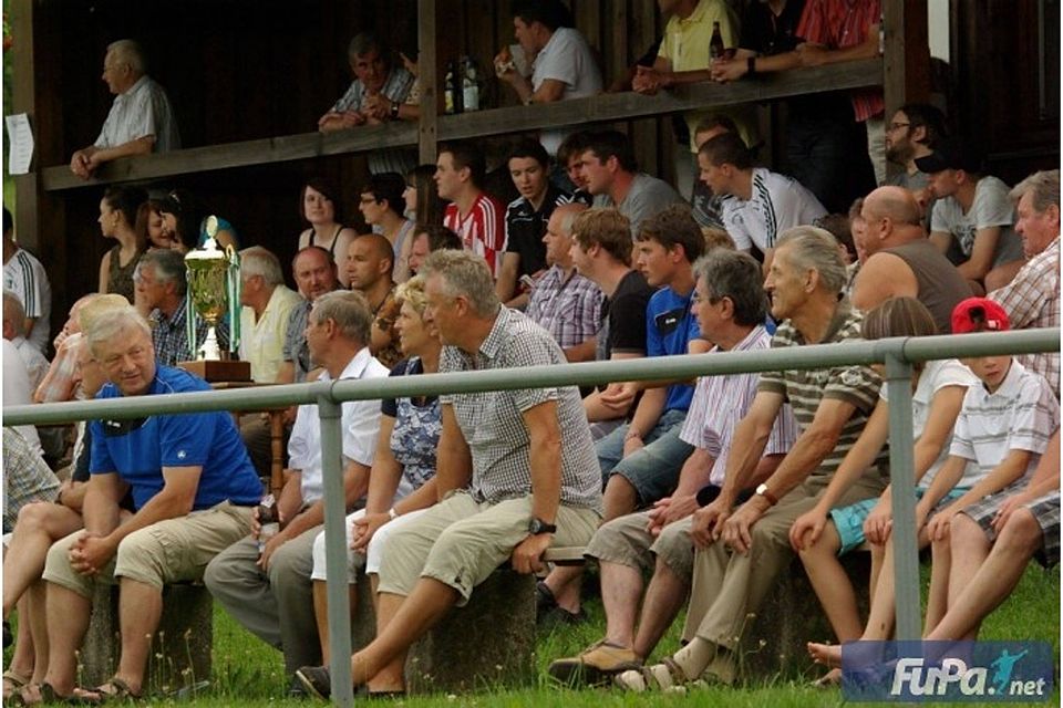 Viele Zuschauer verfolgten die Partien des Pokalturniers 2011 in Brennberg Foto: fupa.net/ Schmautz