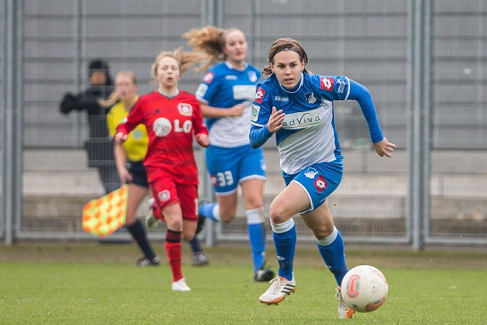 Dora Zeller im Spiel gegen Leverkusen. Im Hintergrund Torschützin Fabienne Dongus .    Foto: Uwe Grün