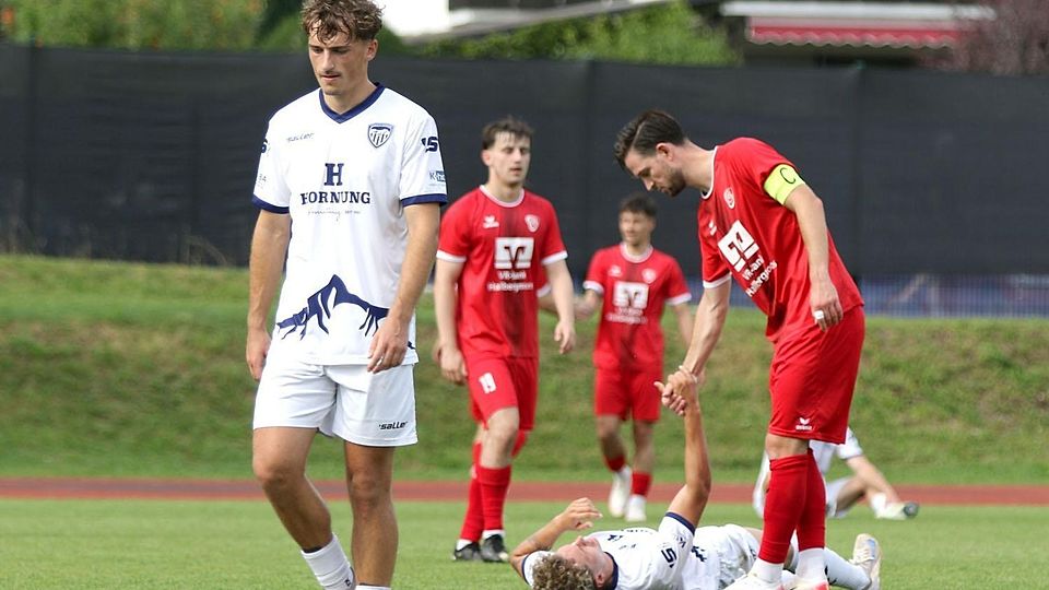 So sieht Frust aus: Nicolai Bierling, dahinter hilft VfB-Kapitän Christoph Mömkes Jonas Schrimpf auf die Beine.