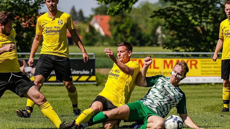 Neue Sportart: Parallel-Grätschen. Darin üben sich Moosinnings Patrick Luberstetter (M.) und Neuchings Johannes Graf. Die SpVgg setzte sich souverän durch.