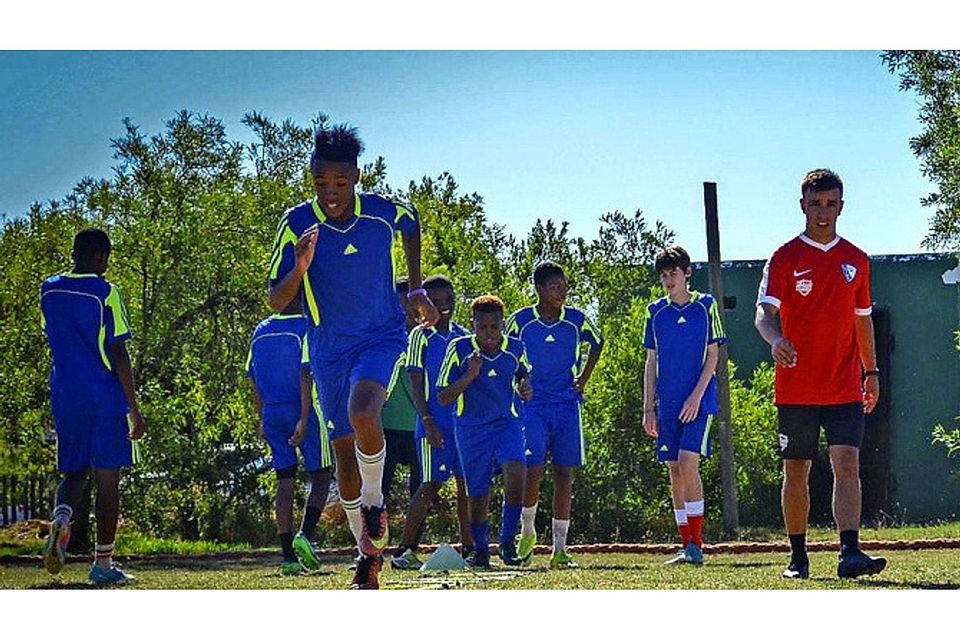 In Rutesheim hören die B-Junioren auf sein Kommando, in Südafrika bringt er die Teilnehmer der Young Bafana Soccer Academy zum Schwitzen: Patric Vaihinger (rechts).   Foto: privat
