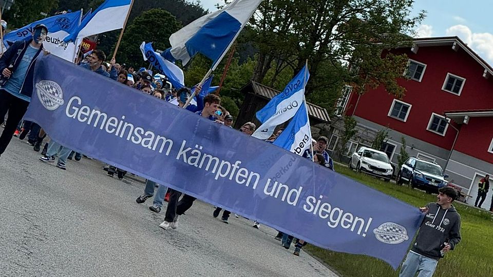 Fanmarsch in Schönbrunn: Die Kreisliga ist nicht nur ein Erfolg der Spielvereinigung, sondern des ganzen Dorfes Oberkreuzberg.