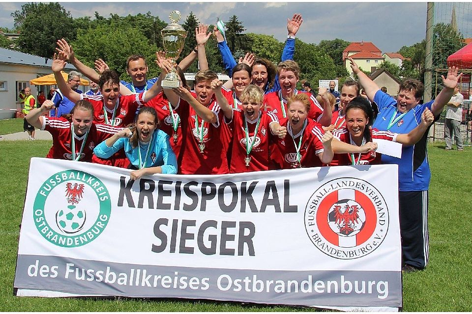 Jubelnde Pokalheldinnen: Die Kickerinnen des 1. FC Frankfurt freuen sich über die Trophäe.  ©Udo Plate