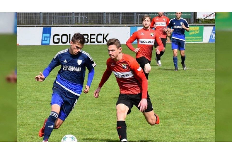 Der FV Ravensburg II (links Darius Fitz) spielte gegen die TSG Balingen II (rechts Samed Güngör) unentschieden. Foto: Klaus Eichler