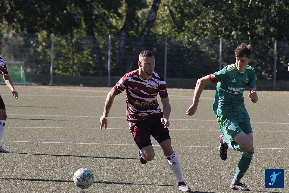 Sascha Schoenen (li.) erzielte hier alle drei Treffer beim 3:2-Sieg gegen den FV Vaalserquartier.