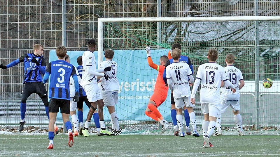Und dann ist er drin: FC-Keeper David Salcher kann den Kopfball nicht abwehren, Momo Ndiaye hatte einen anderen Gegenspieler zugeordnet bekommen - schon heißt es 3:3.