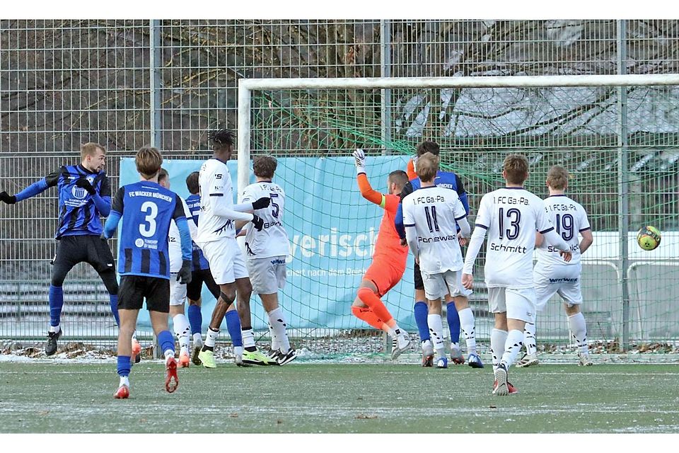 Und dann ist er drin: FC-Keeper David Salcher kann den Kopfball nicht abwehren, Momo Ndiaye hatte einen anderen Gegenspieler zugeordnet bekommen - schon heißt es 3:3.