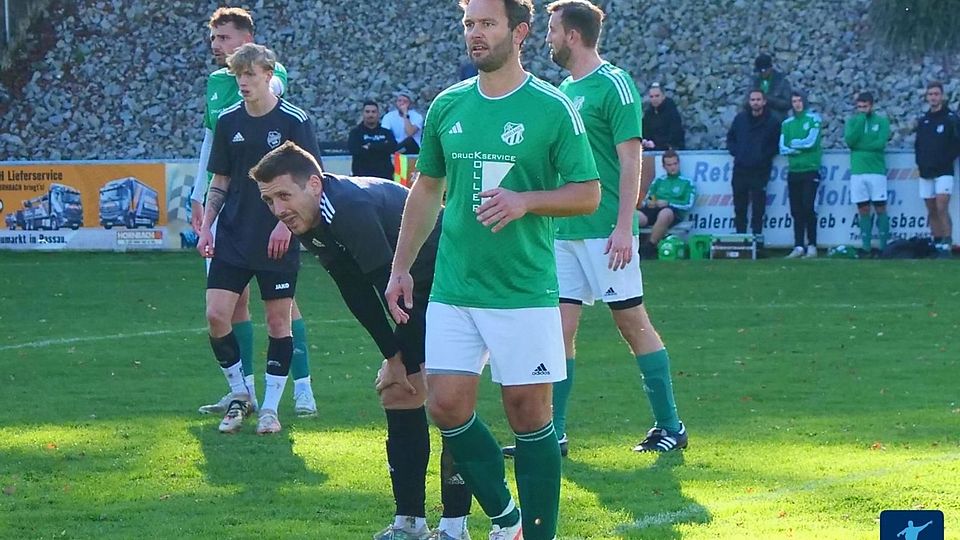 Florian Braumandl (vorne) hat als Spielertrainer der DJK Haselbach seinen Rücktritt erklärt.