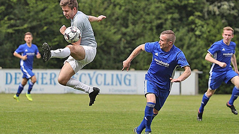 Auch wenn der FC Wiggensbach (rechts Yefgeniy Belik) beim FC Stätzling (links Ufuk Bilgin) mit 1:0 gewann, müssen die Oberallgäuer nach sieben Jahren Bezirksliga wieder in die Kreisliga Süd absteigen.  Foto: Michael Hochgemuth