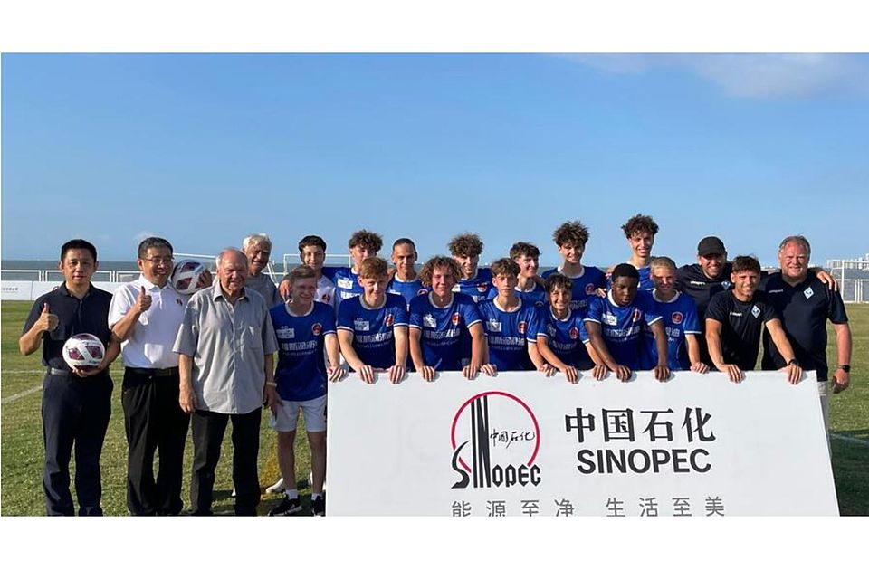 Die U16-Auswahl mit ihrem Trainer Klaus Schlappner (Dritter von links) hat in China ein Fußballturnier gewonnen.