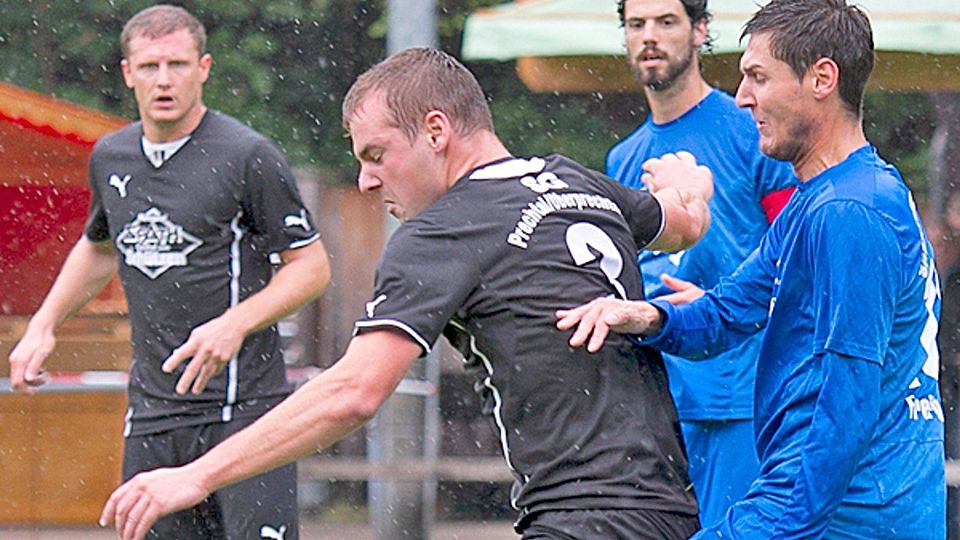 So eng stellten die SFE Freiburg (rechts Sebastian Meybrunn) die Prechtäler Spieler (links Florian Klausmann) beim 1:8 selten zu. | Foto: Fleig