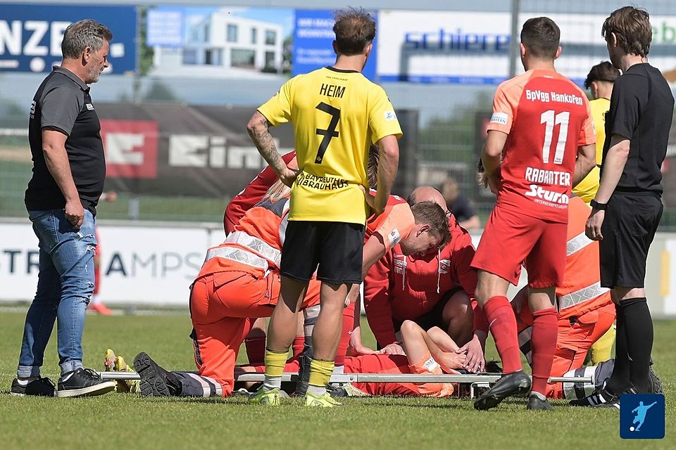 Schockmoment: Hankofens Michael Lummer verletzte sich nach einem Zusammenprall schwer.