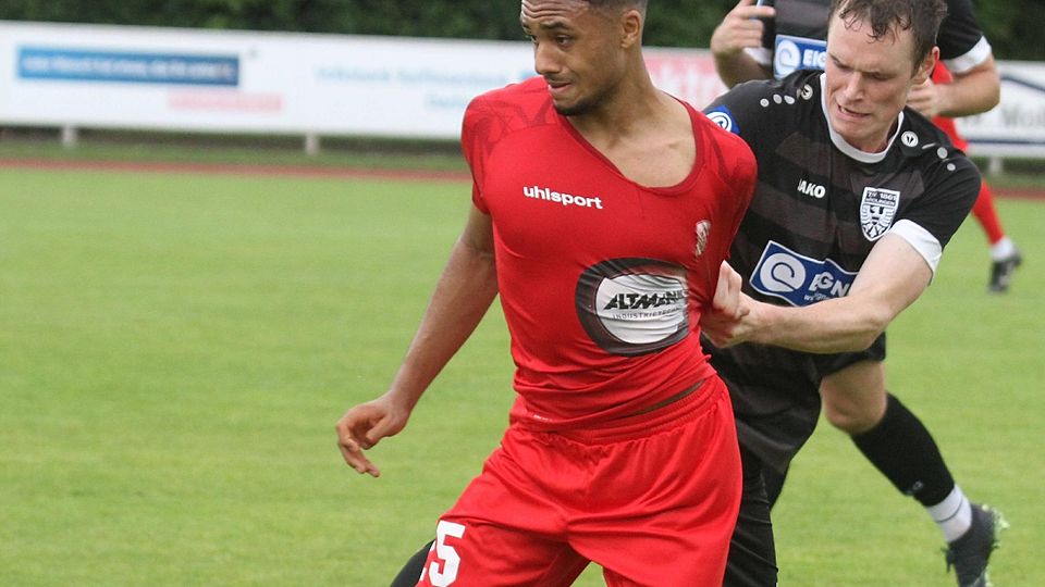 Beherzter Trikotgriff, unten einhaken: Der Nördlinger Jakob Mayer stoppt den 65-Torschützen Anthony Manuba.