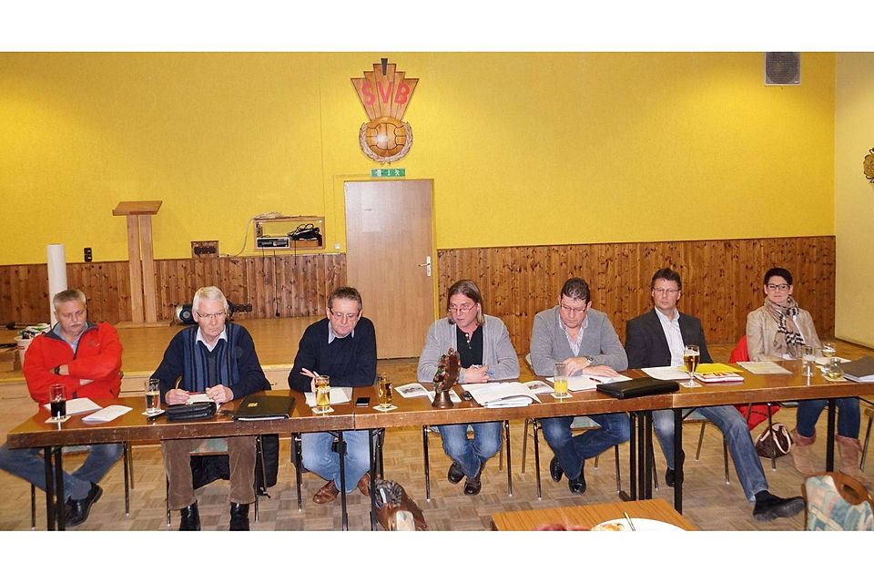 Edmund Knauer (ganz links) ist bei der Jahreshauptversammlung des SV Buckenhofen als Vorsitzender zurückgetreten (F.: Knauer). Edmund Knauer (ganz links) ist bei der Jahreshauptversammlung des SV Buckenhofen als Vorsitzender zurückgetreten (F.: Knauer).
