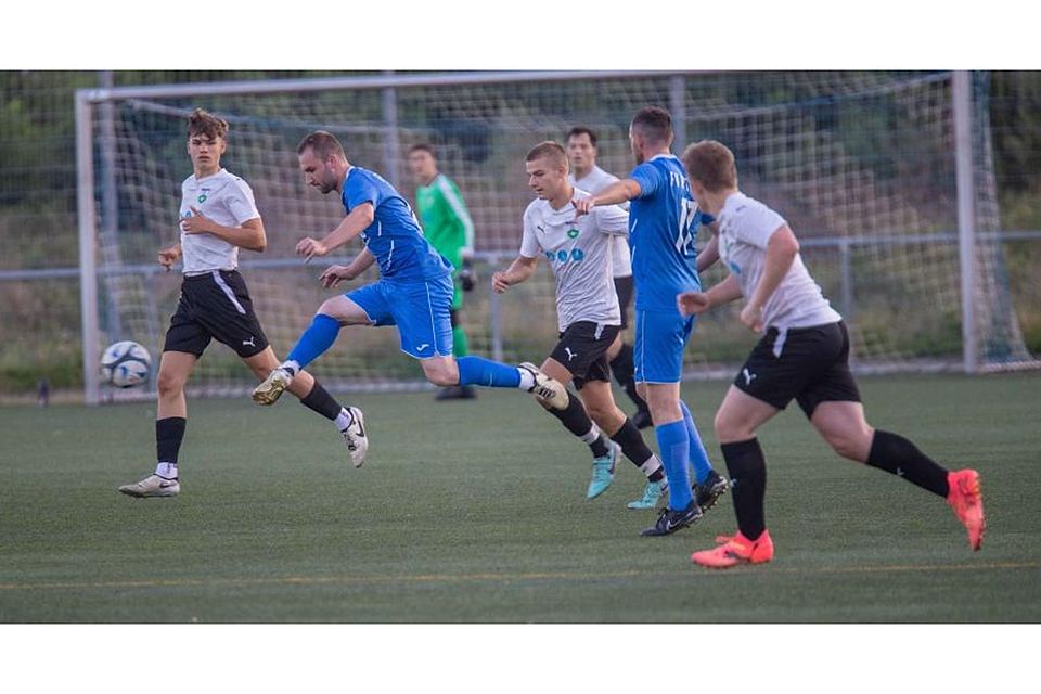 Der FV Hofheim (blaue Trikots) tritt nach zuletzt sieben Punkten aus drei Spielen selbstbewusst gegen A-Liga-Spitzenreiter TSV Aschbach an. Starkenburgia Heppenheim (weiße Trikots) tritt in der Nachbarstadt bei der FSG Bensheim an.	Foto: Thorsten Gutschalk