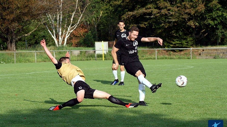 Der 1. FC Schwabsburg (schwarzes Dress) präsentiert sich stark im Abschluss.