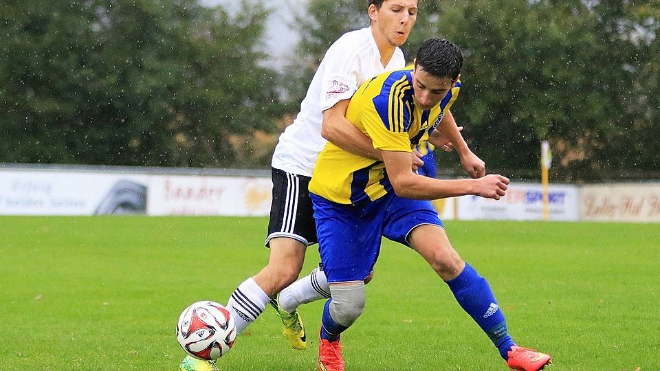 Simon Weißhaupt (weißes Trikot, SG Herdwangen/Großschönach) langt gegen Florian Müller zu. Foto: Bodon