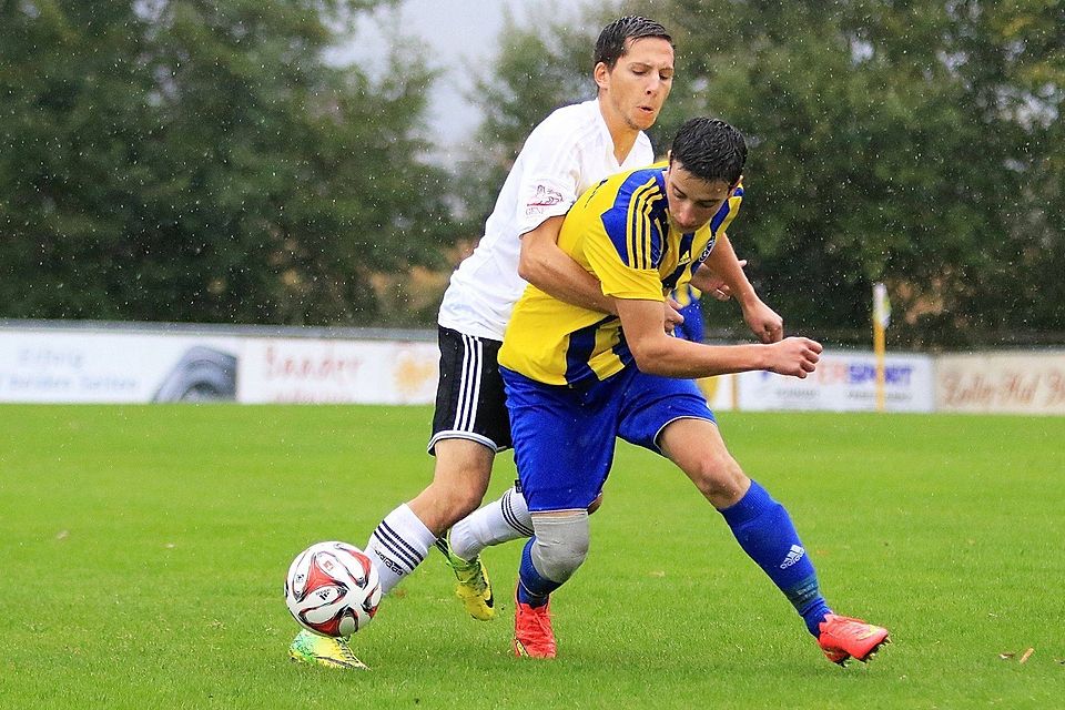 Simon Weißhaupt (weißes Trikot, SG Herdwangen/Großschönach) langt gegen Florian Müller zu. Foto: Bodon