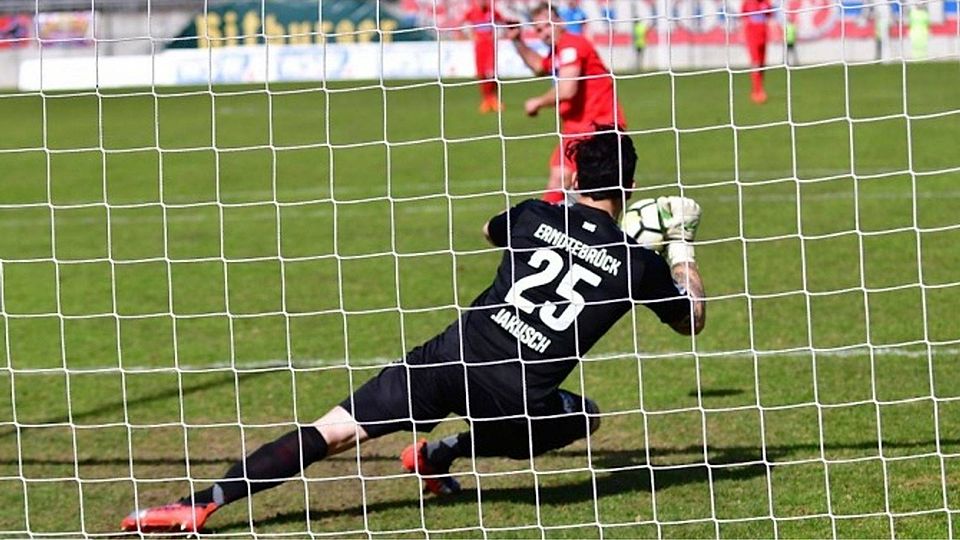 Niklas Jakusch hält den Foulelfmeter von Christopher Kramer. F: Jochen Classen