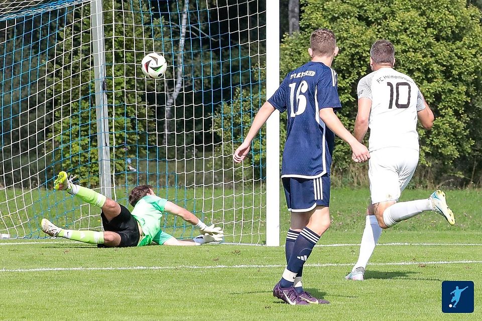 Torhüter David Christlbauer streckt sich vergeblich, der Ball ist im Netz des TSV Altusried. Heimertingens Spielertrainer Christoph Amann (rechts) hatte getroffen.