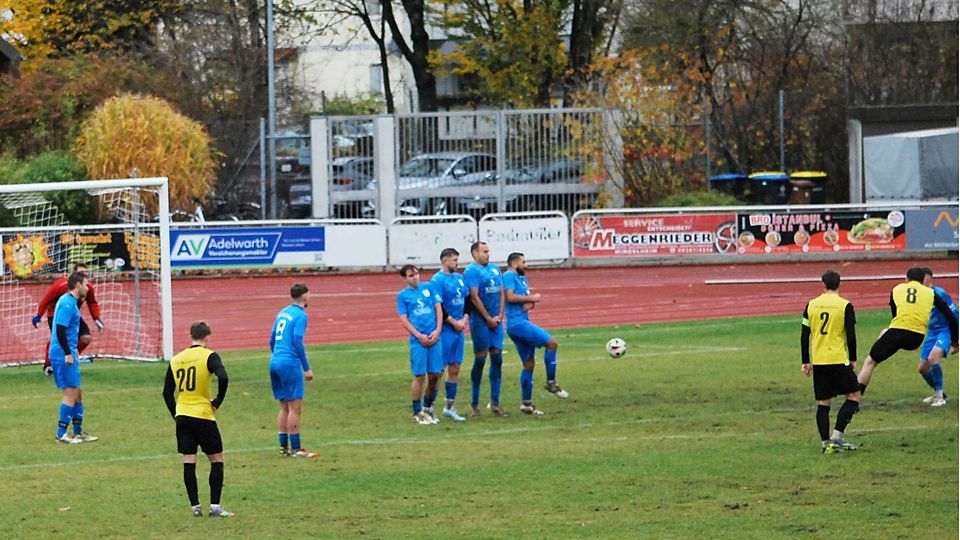 Diesen Freistoß setzte Qazim Prushi (gelbes Trikot/Nr. 8) zum vorentscheidenden 2:0 für den TSV Mindelheim direkt in die Kirchheimer Maschen.