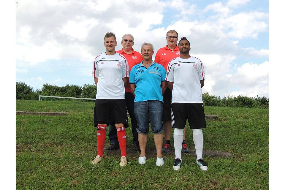 Die beiden Trainer Christian Kaiser und Florian Kretschmer mit Vorstand Roland Laier (Mitte) und den beiden Mannschaftsverantwortlichen Wilhelm Hartmann und Christian Seyß (hinten, v.l.). &lt;p&gt;F: hsa&lt;/b&gt;