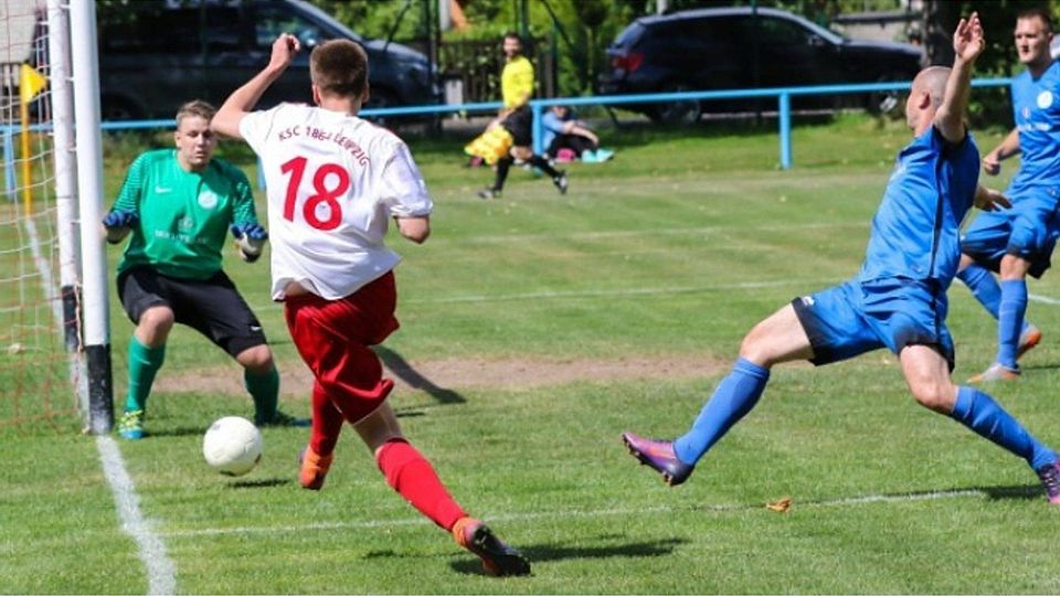 KSC-Youngster Marvin Selle (links, beim Torschuss) mühte sich in der Offensive Akzente zu setzen, doch in Unterzahl konnte sein Team die 0:5-Niederlage gegen den SV Tapfer 06 nicht verhindern. F: Siebert