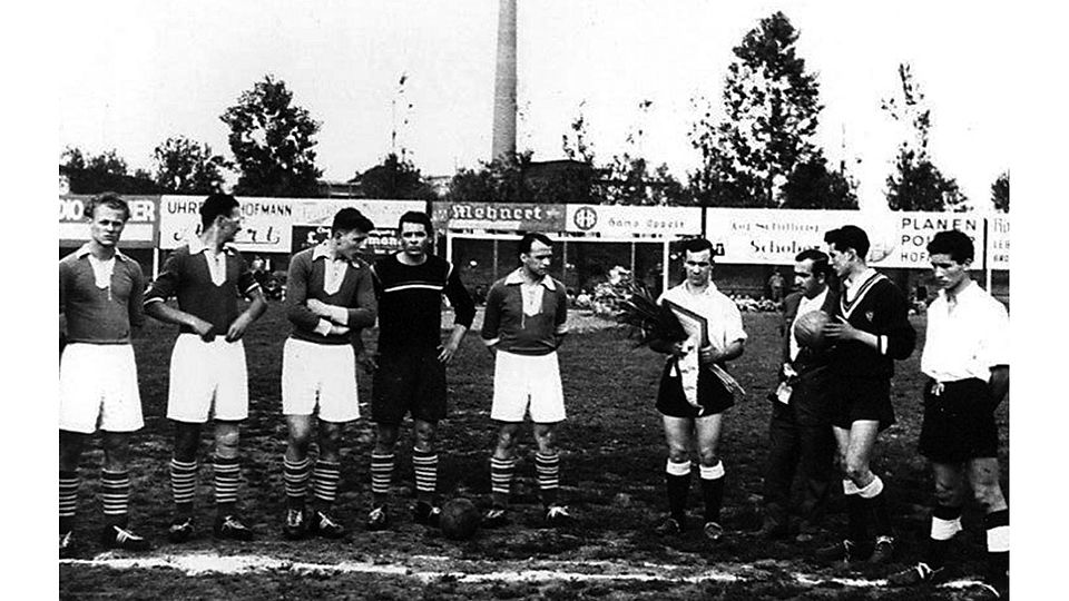 In Sichtweite der Papierfabrik wurde im Jahn-Stadion 1956 mit einem Fußballspiel zwischen einer Stadtauswahl (dunkle Trikots) und Deportivo Bilbao (in weiß) Forchheimer Sportgeschichte geschrieben (F.: Stadtarchiv).