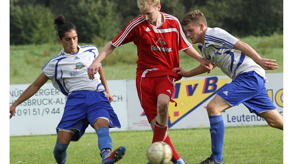 Die beiden Altensittenbacher Verteidiger (weiße Hemden) nehmen Rupprechtstegens Stürmer Christian Wartenfelser in die Zange und stoppen ihn mit unfairen Mitteln. F: Ruppert