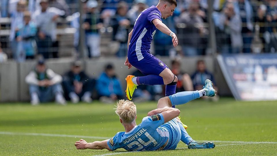 „Löwen-Safe der Saison“: 1860-Verteidiger Schifferl stoppt Seitz (Aue).