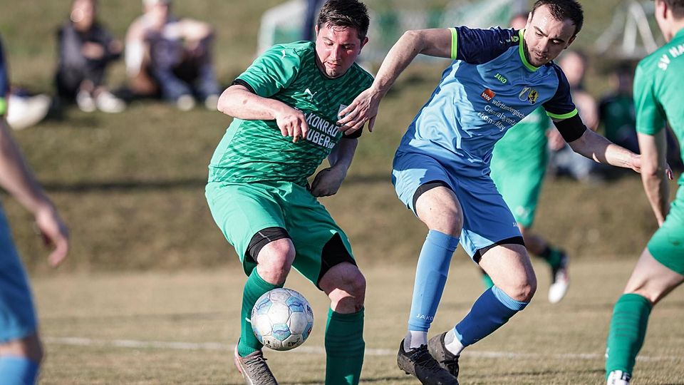 Er entschied das Lokalduell: Stefan Steigenberger (grünes Trikot, im Zweikampf mit Quirin Neumayr) erzielte das Tor des Tages im Spiel zwischen hausnhofen und Wielenbach/Pähl.