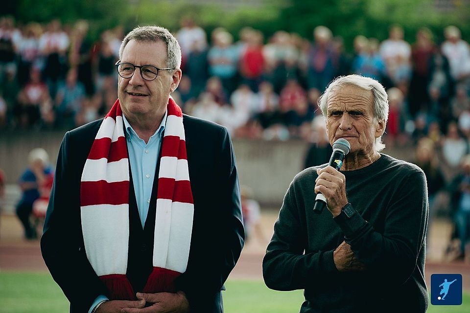 Als Geschenk zum 80. Geburtstag hat Wolfgang Overath (re.) dieses Spiel für seine gemeinnützige Organisation bekommen.
