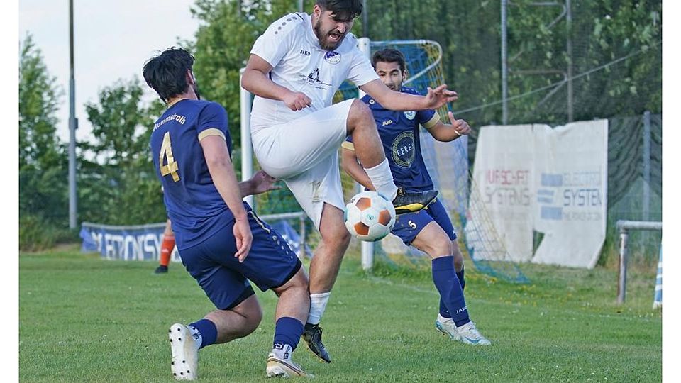 Mitten durch: Erbachs Ugurcan Kizilyar (Mitte), hier im Duell mit dem SV Hummetroth, ist zurück in der A-Liga.	Foto: Herbert Krämer
