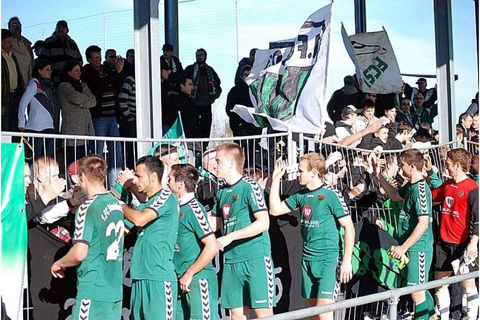 Die FCler im Kreise ihrer zahlreichen Fans. F: Horling Die FCler im Kreise ihrer zahlreichen Fans. F: Horling